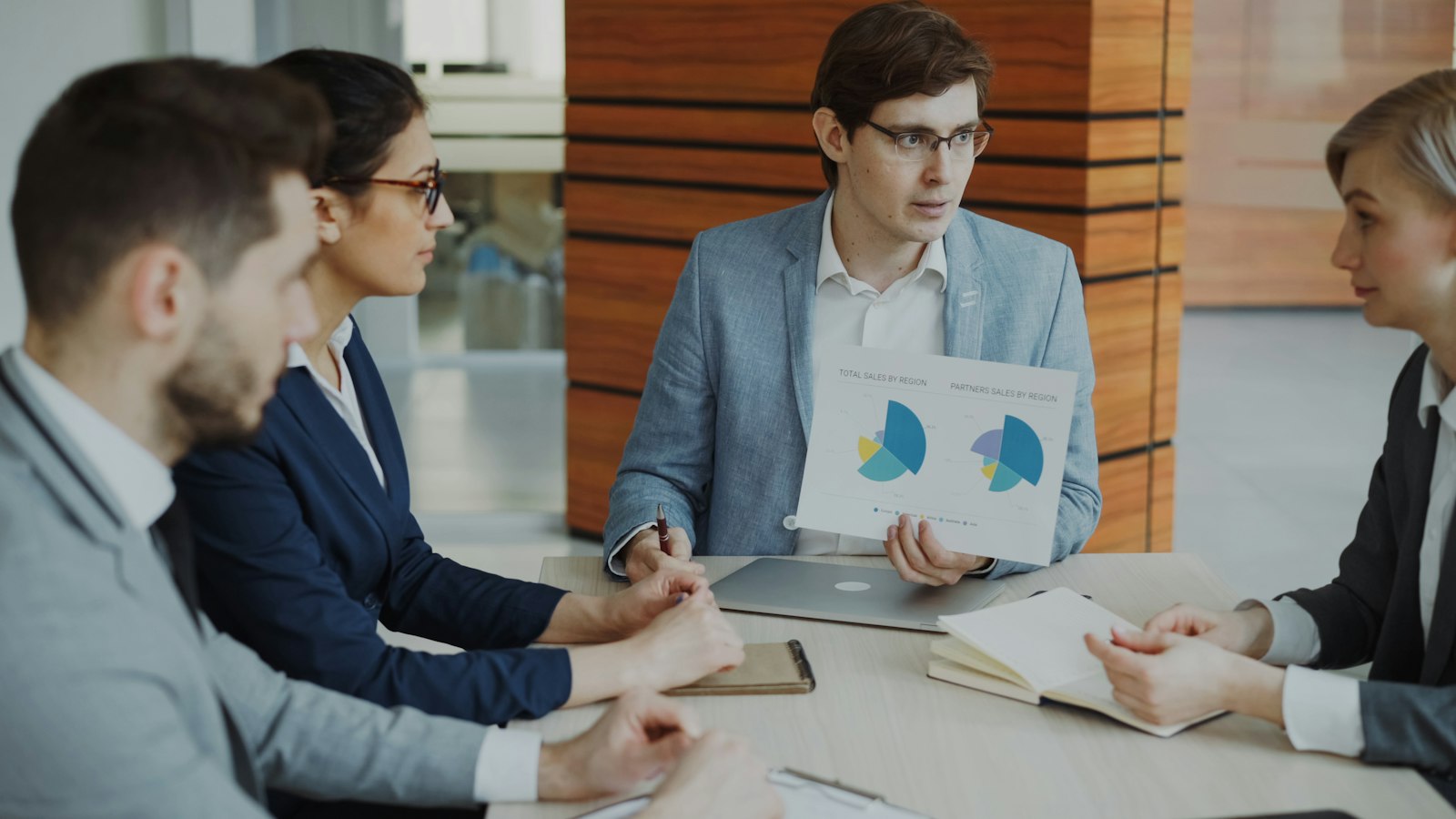 Consultant présentant une analyse personnalisée à une équipe de dirigeants