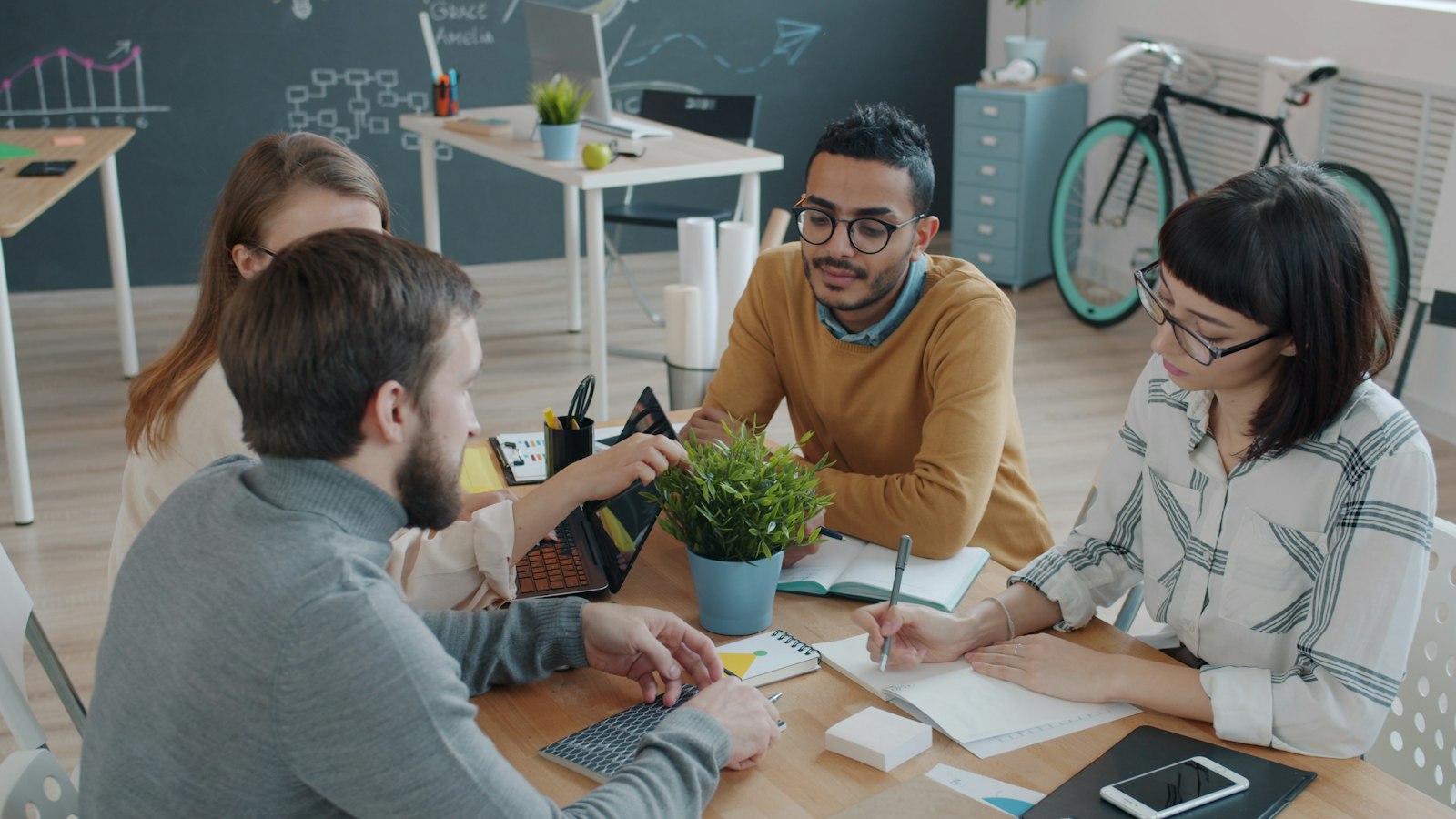 Équipe diversifiée collaborant efficacement autour d'un projet