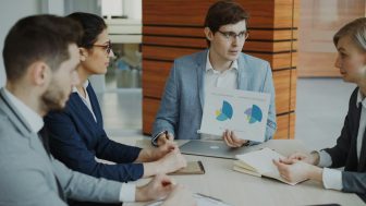 Consultant présentant une analyse personnalisée à une équipe de dirigeants